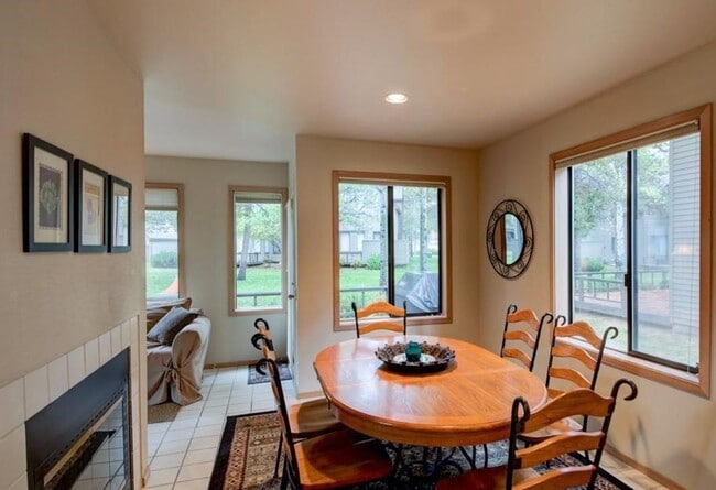 Building Photo - Fully Furnished Eaglewood Condo in Sunriver – Pool, Golf & Trails at Your Doorstep