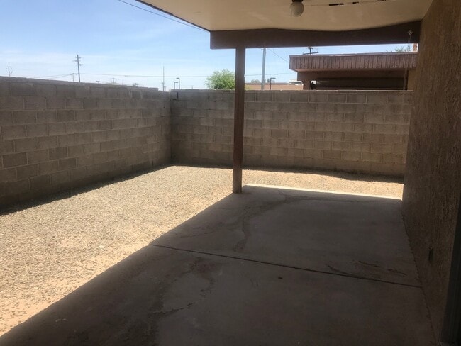 Building Photo - Centrally located 3 bedroom condo