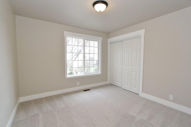 Building Photo - Immaculate Single-Level Home