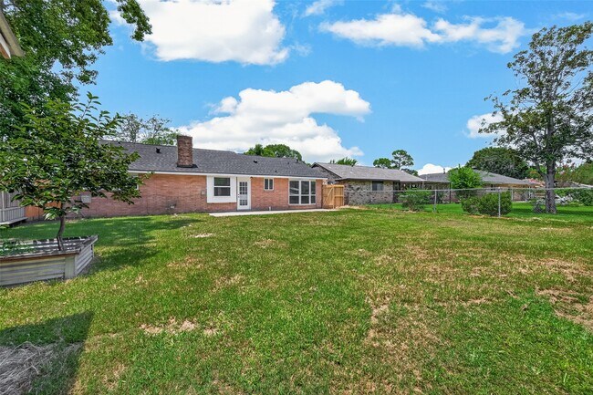 Building Photo - 313 Stratmore Dr