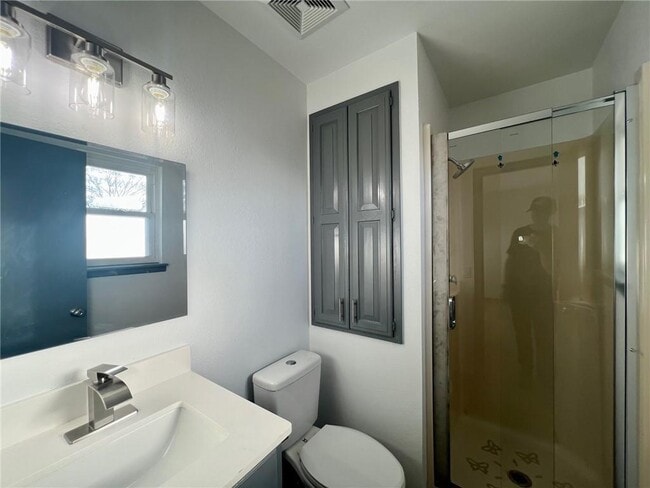 Building Photo - 902 SE G St