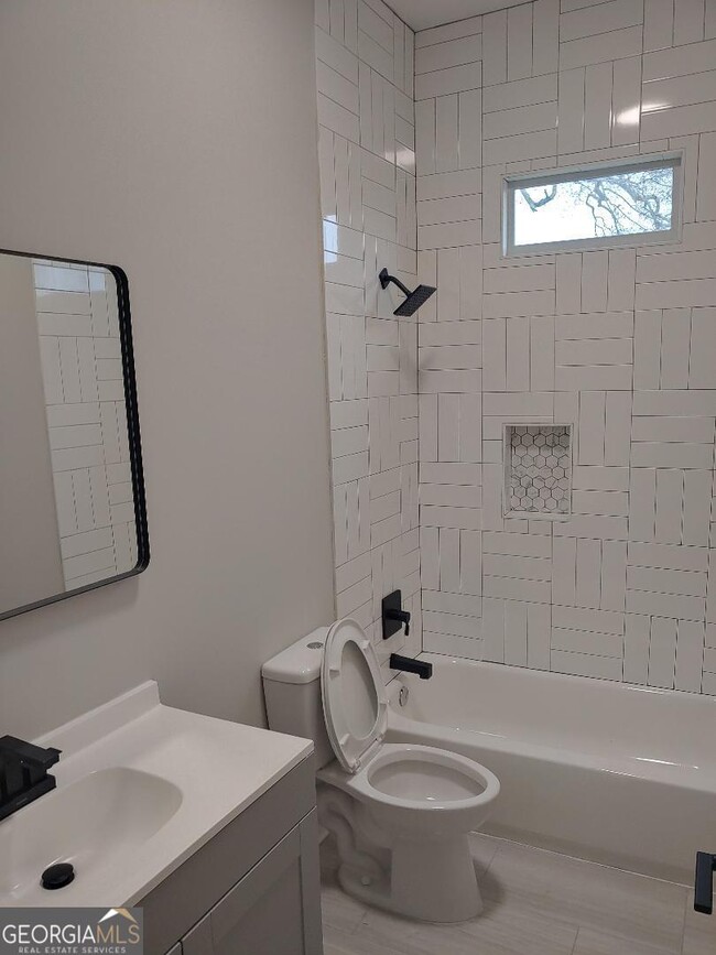 Building Photo - 2 Cedar Ave