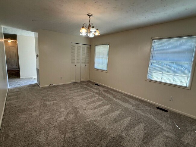 Building Photo - 3 Bedroom 2 Bathroom