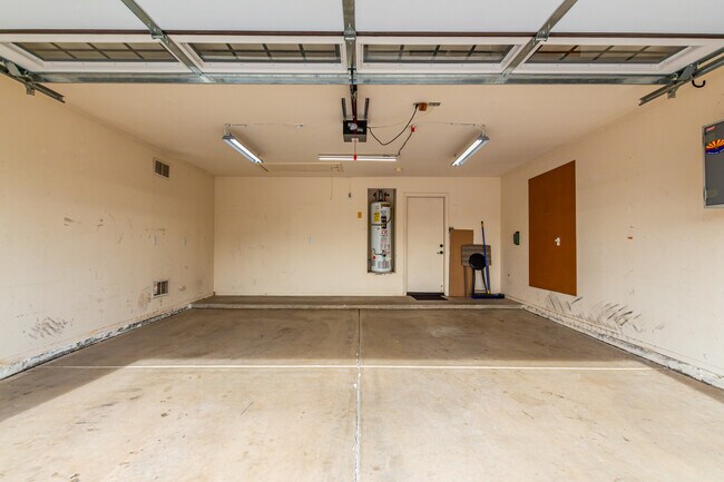 Building Photo - 9150 W Grovers Ave