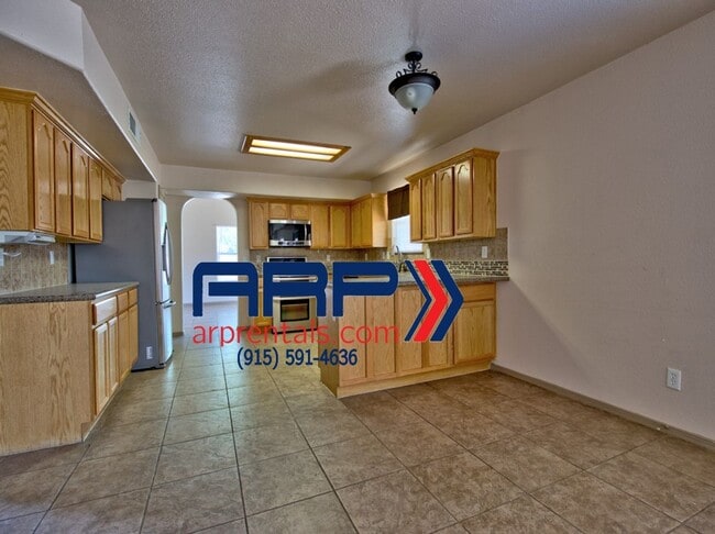Building Photo - SPACIOUS AND ELEGANT EASTSIDE HOME