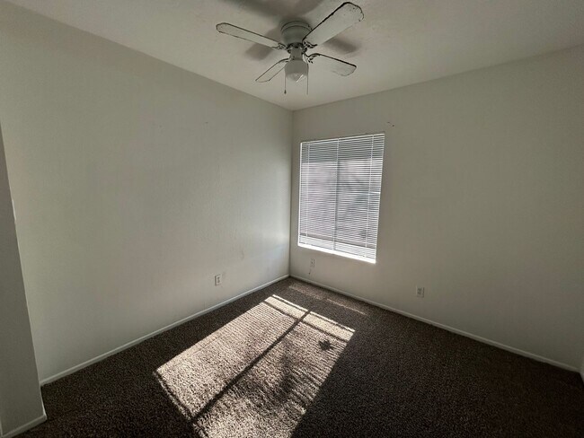 Building Photo - 3 Bedroom 2 Bathroom Parkview North Home