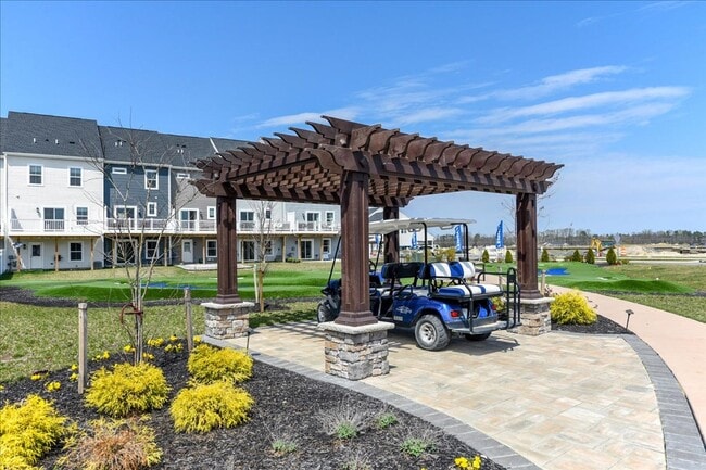 Building Photo - 1 month free with 24-month lease! Attracti...
