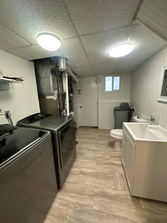 Building Photo - Fall Special – 3 Weeks FREE Rent on 4 Bed,...