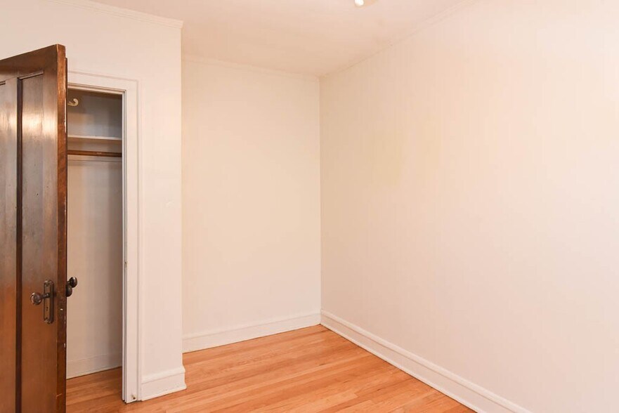 Building Photo - 1421 W Hutchinson St