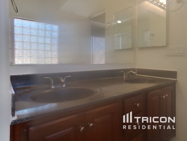 Building Photo - 13712 W Solano Dr
