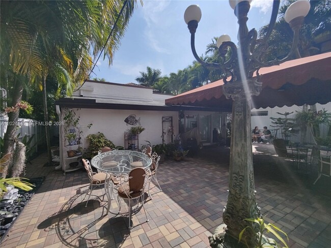 Building Photo - 1823 S Bayshore Ln