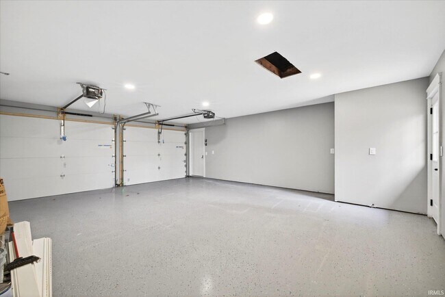 Building Photo - 633 S Ravencrest Ave
