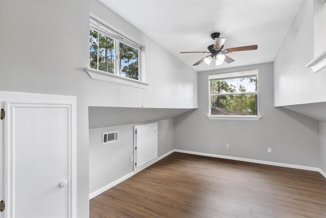 Building Photo - 14519 Oakleaf Dr