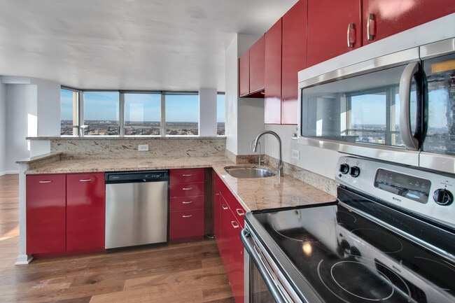 Building Photo - 5701 N Sheridan Rd