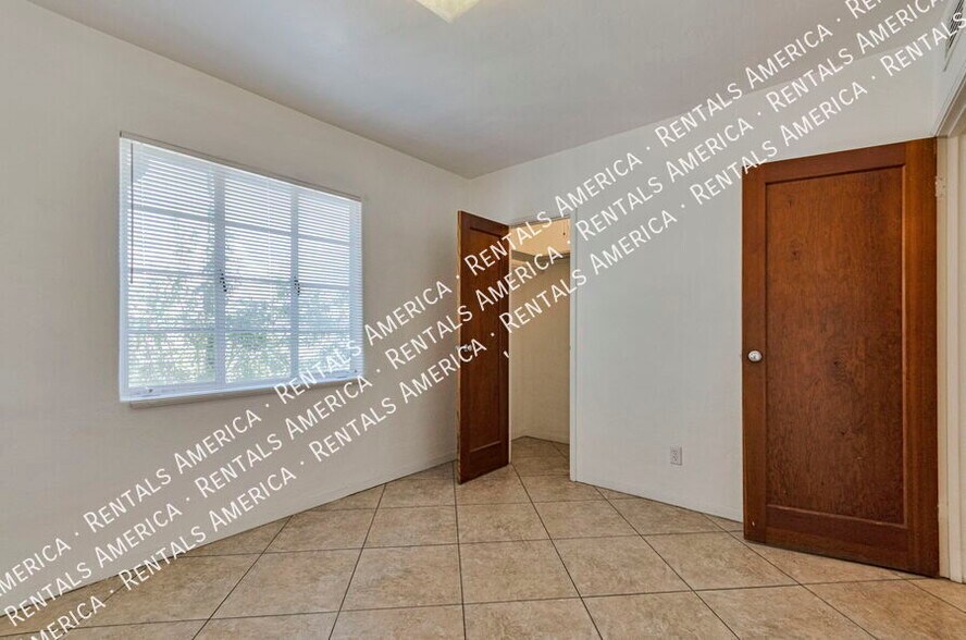 Building Photo - 3733 N Mountain Ave