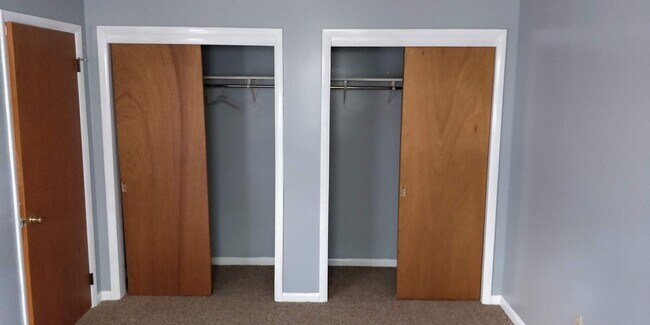 Building Photo - Spacious Pet Friendly 1 Bedroom with AC