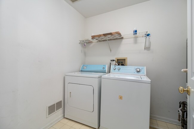 Building Photo - 3071 Autumn Lake Dr