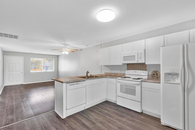 Building Photo - Second Floor Apartment Available in Wilmington!