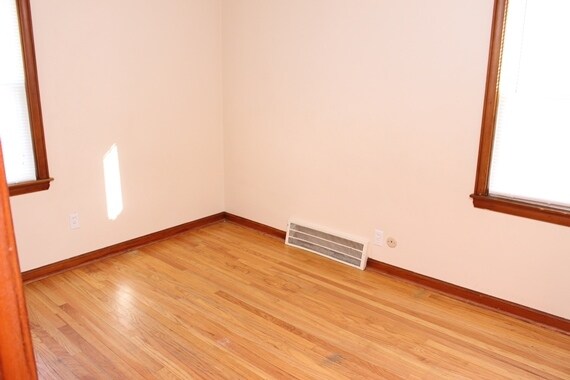 Building Photo - 14999 Lincoln Ave