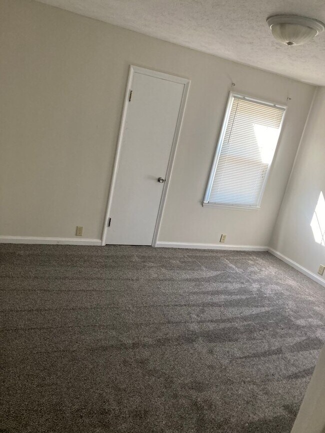 Building Photo - PRICE REDUCED! 2 Bedroom, 1 bath located i...