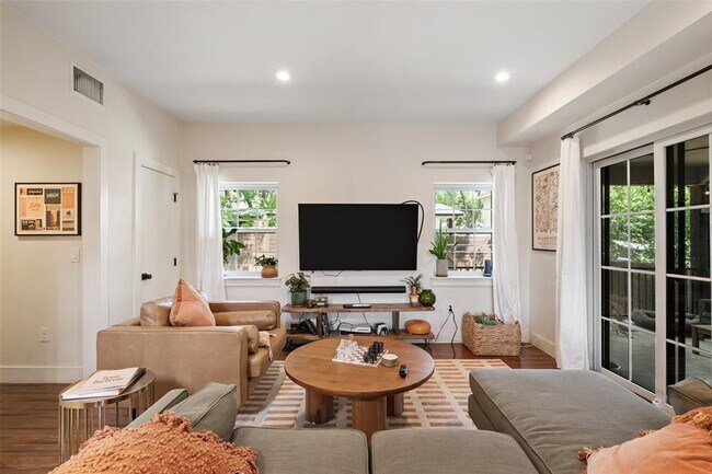 Building Photo - 2205 S L Davis Ave