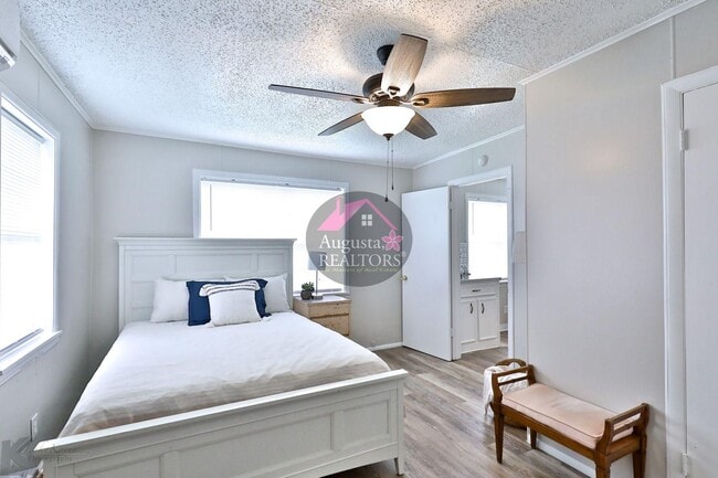 Building Photo - 3 Bedroom With Fresh Updates!
