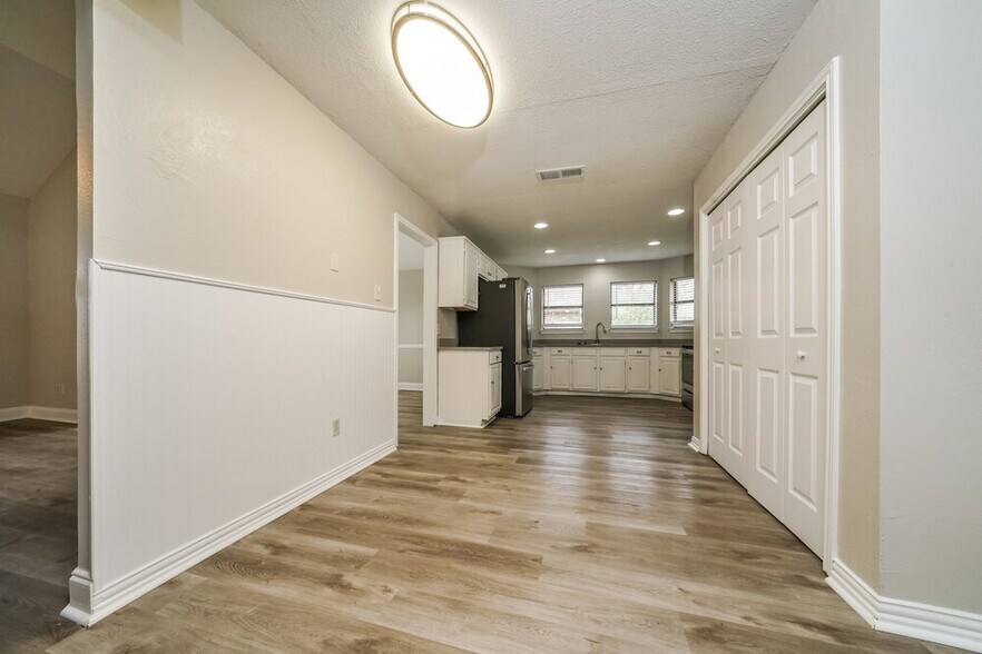 Building Photo - 8801 Pine Forest Dr