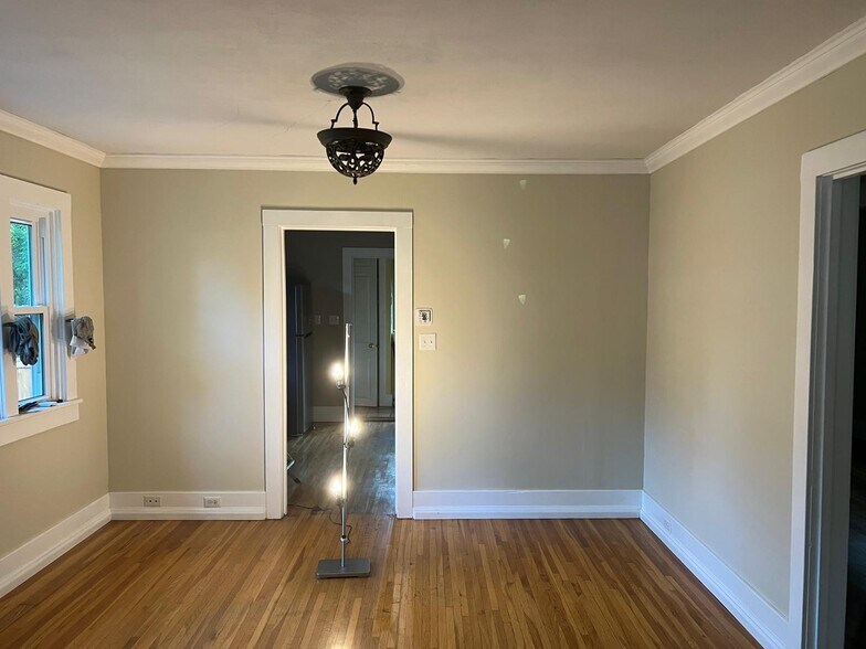 living room - 827 Mathews St