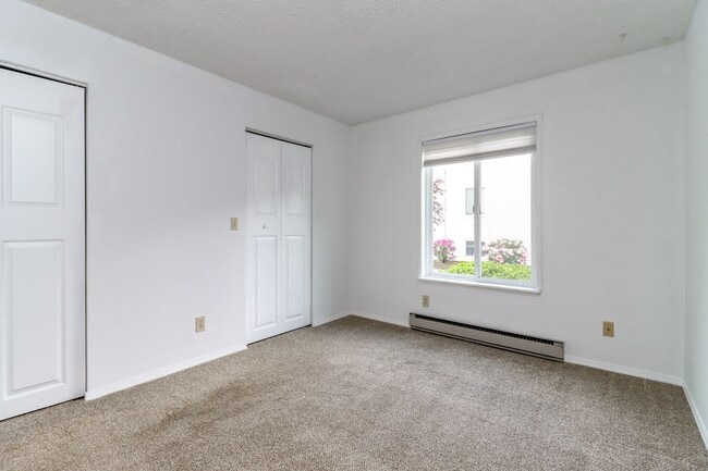 Building Photo - Bellevue Manor Condo, Great Location acros...
