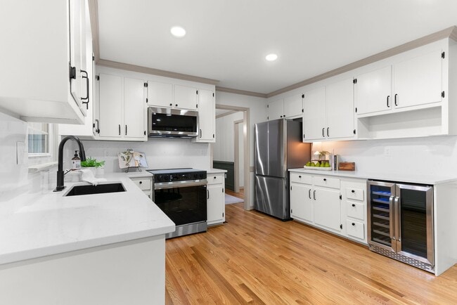 Building Photo - $3,000 / 4 br / 3 ba / 2,012 sqft