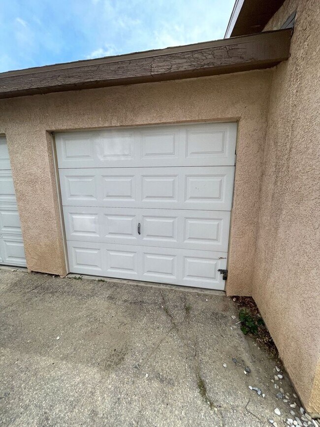 Building Photo - 15268 Sequoia St