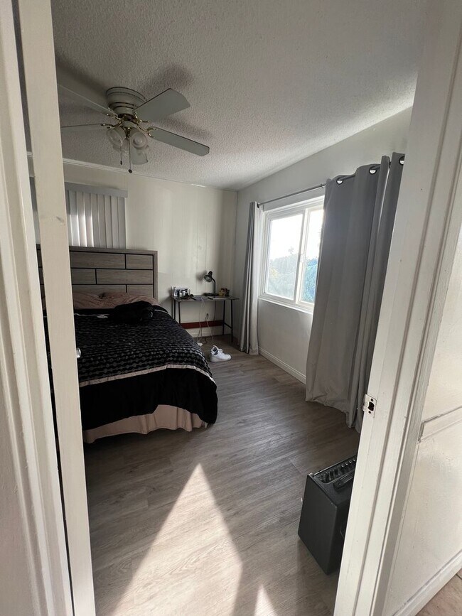 Building Photo - Updated 5 bedroom 3 bathroom house w/ HUGE YARD