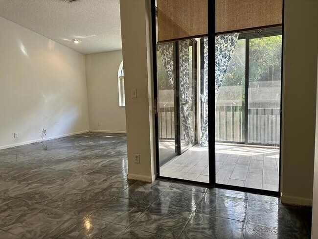 Building Photo - 5438 Verona Dr