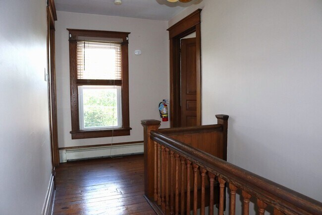 Building Photo - 430 S 6th St