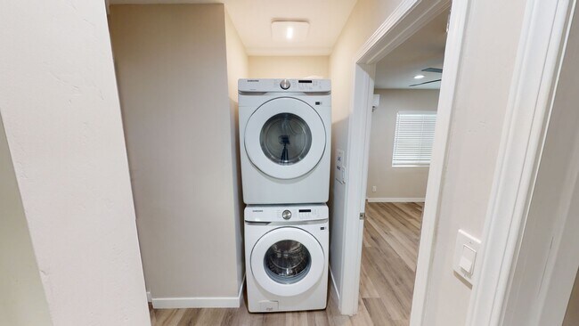 Building Photo - Renovated! 4BD/2BA on La Dorna