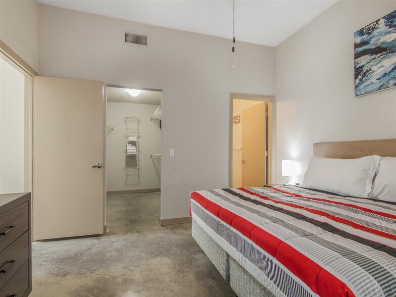 Building Photo - 2344 Camden Dr