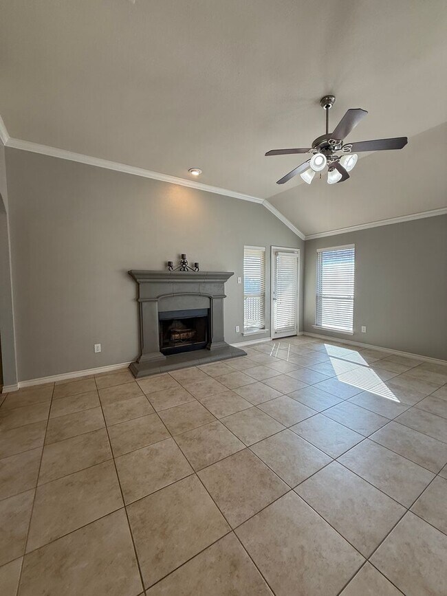 Building Photo - Adorable 4/2/2 located minutes from Weatherford High School