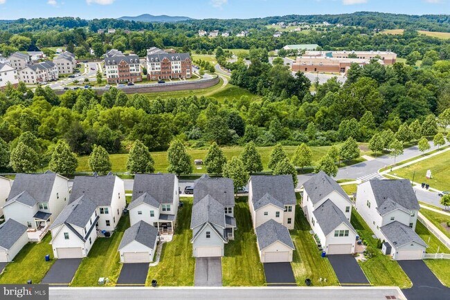 Building Photo - 5861 Oakdale Vlg Rd