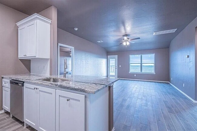 Building Photo - 1706 Highland Loop