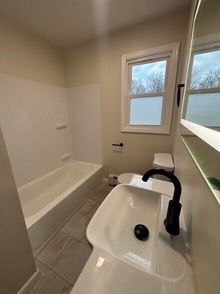 Building Photo - 13 Anthony Ln