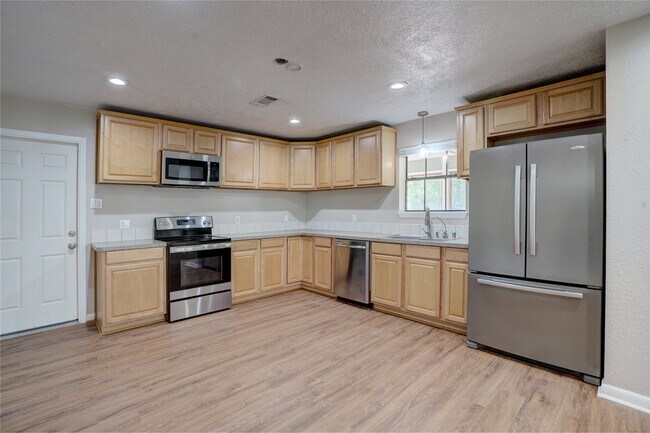 Building Photo - 4811 Holly Ln E