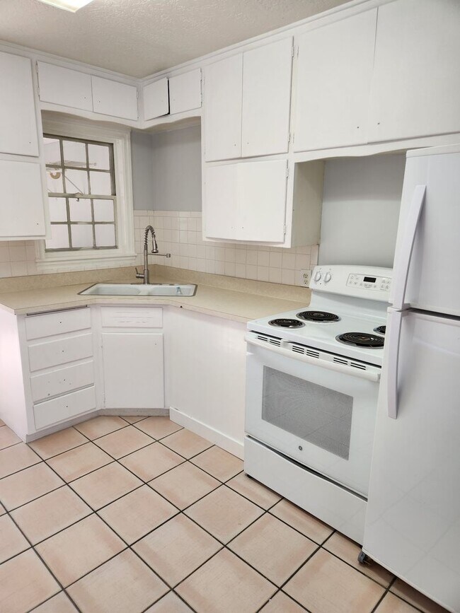 Building Photo - HUD ACCEPTED!! Adorable updated 2bedroom 1...