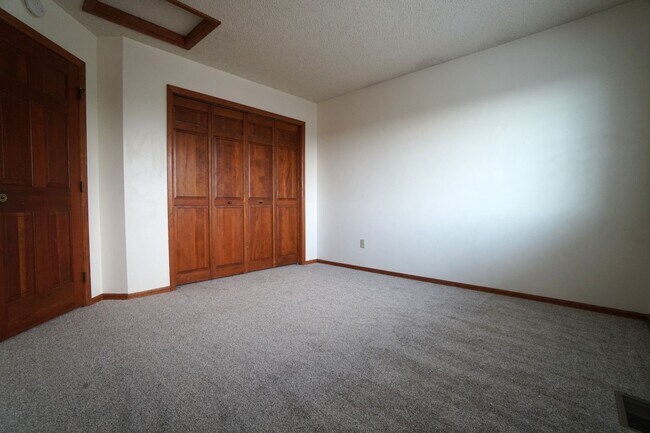 Building Photo - 1155 Popes Valley Dr