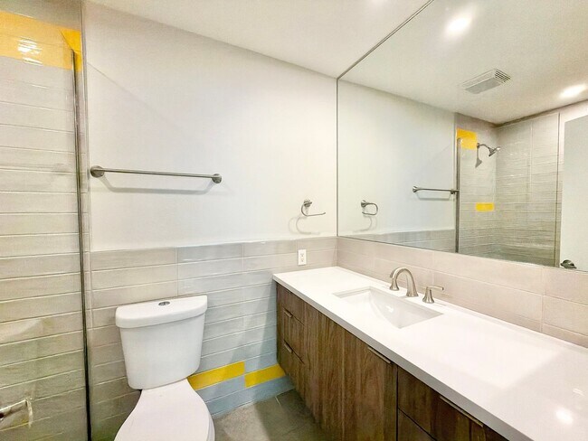 Building Photo - 835 Nueva Vista Dr S