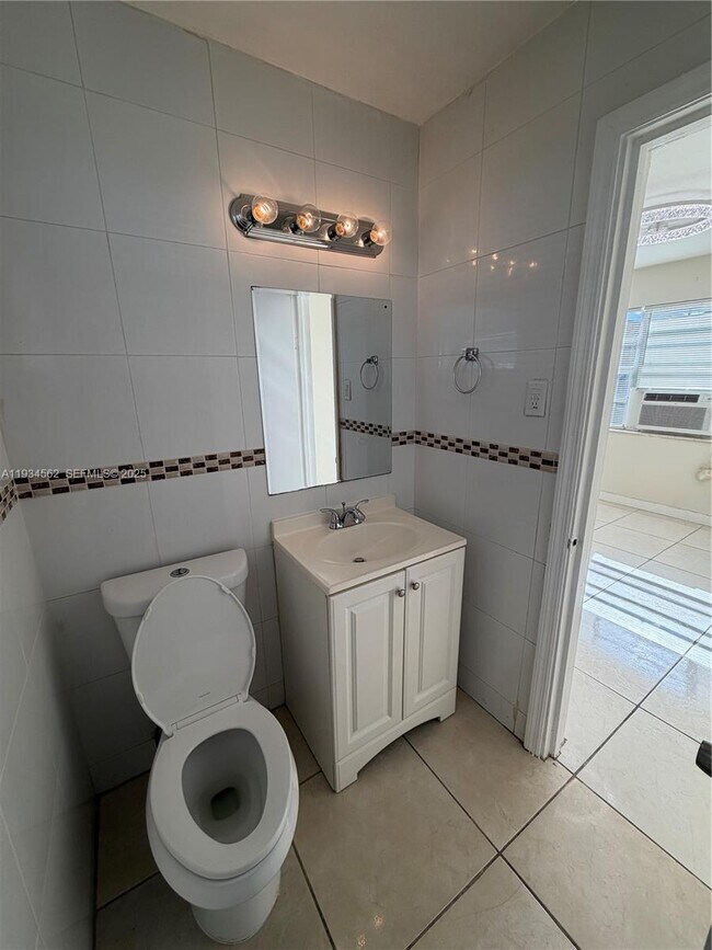 Building Photo - 2571 NW 13th Ct