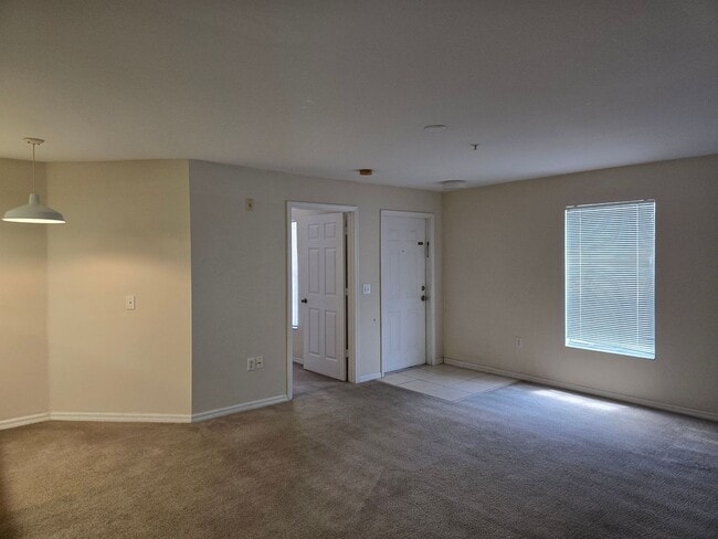 Building Photo - 3/2 2nd Floor Condo AVAILABLE NOW!