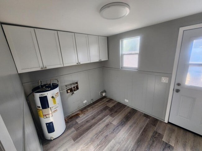 Building Photo - 522 E 5th St