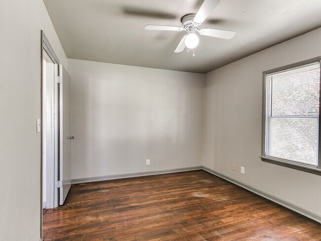 Building Photo - 302 Russell Dr