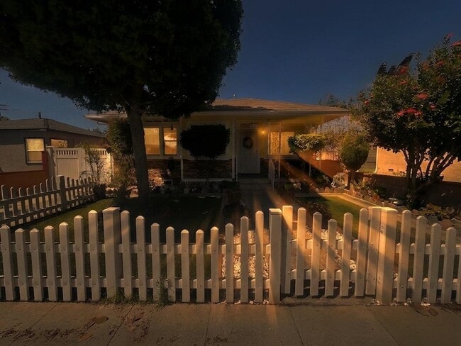 Building Photo - Charming 3 Bedroom 2 Bathroom, Long Beach Home for Lease!