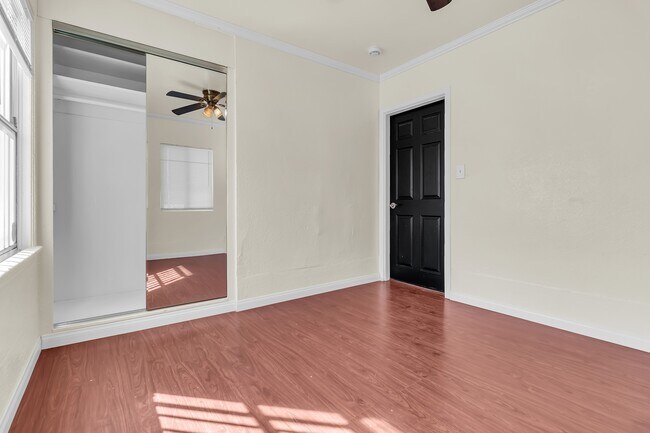 Building Photo - 905 N Albertson Ave